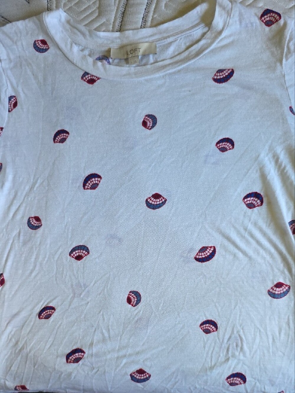 💚5/$20💚LOFT White Tee with Red and Navy Shell Motif